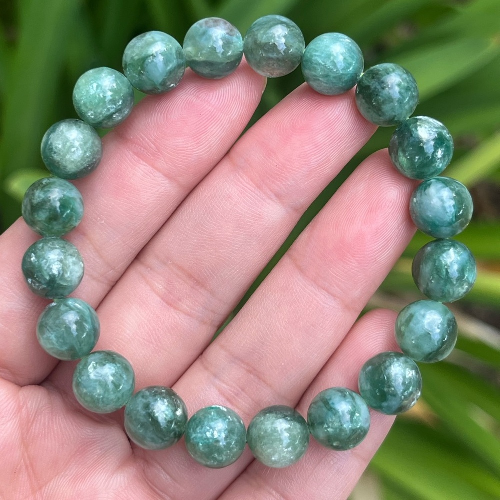 9.5mm stretchable flashy green mica braceletā